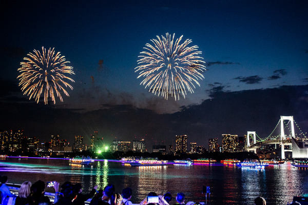 摩天楼をバックにお台場の夜空を1000機のドローンと花火が圧巻のスケールで彩る「STAR ISLAND 2024」体験レポート