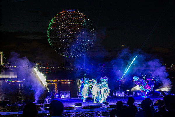 摩天楼をバックにお台場の夜空を1000機のドローンと花火が圧巻のスケールで彩る「STAR ISLAND 2024」体験レポート