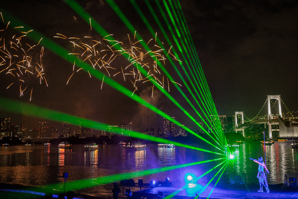 摩天楼をバックにお台場の夜空を1000機のドローンと花火が圧巻のスケールで彩る「STAR ISLAND 2024」体験レポート