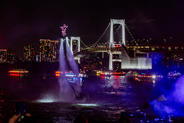 摩天楼をバックにお台場の夜空を1000機のドローンと花火が圧巻のスケールで彩る「STAR ISLAND 2024」体験レポート