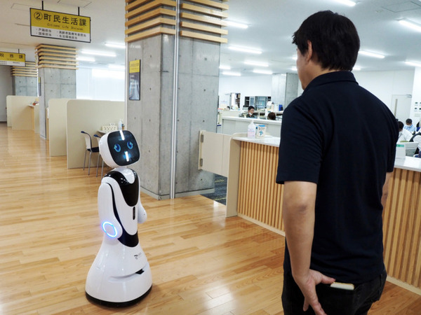 来庁者を自走型AI案内ロボット「Timo」が目的地まで案内　窓口業務を省人化・自動化する実証実験　職員の業務効率改善の効果を確認