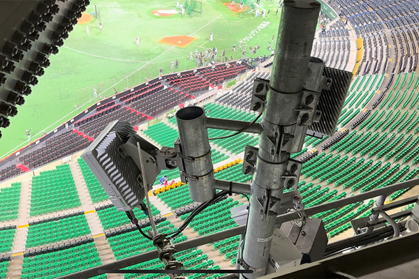 PayPayドーム内の通信基地局をソフトバンクが公開　立入禁止の基地局エリアを見学、ドーム球場の利点と課題 ミリ波の現状を聞く