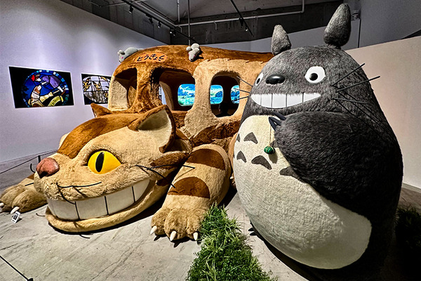 「ジブリパークとジブリ展」東京会場が開幕！見どころレポート　ネコバスの座り心地が最高！カオナシとなりきりツーショットも