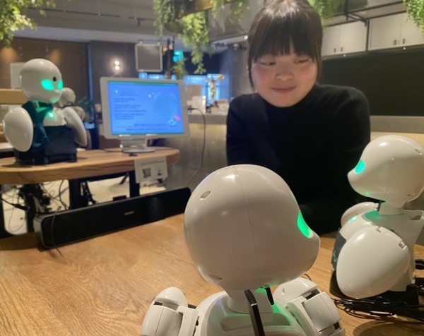 分身ロボットでカフェの来店客をおもてなし　オリィ研究所ら特別支援学校生徒向けの遠隔就労体験プログラムを神戸と名古屋で実施