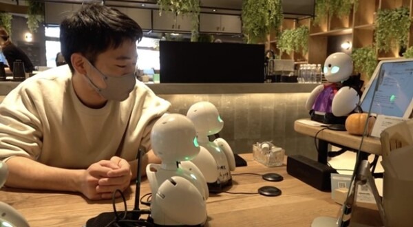 分身ロボットでカフェの来店客をおもてなし　オリィ研究所ら特別支援学校生徒向けの遠隔就労体験プログラムを神戸と名古屋で実施
