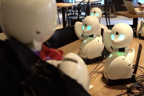 分身ロボットでカフェの来店客をおもてなし　オリィ研究所ら特別支援学校生徒向けの遠隔就労体験プログラムを神戸と名古屋で実施