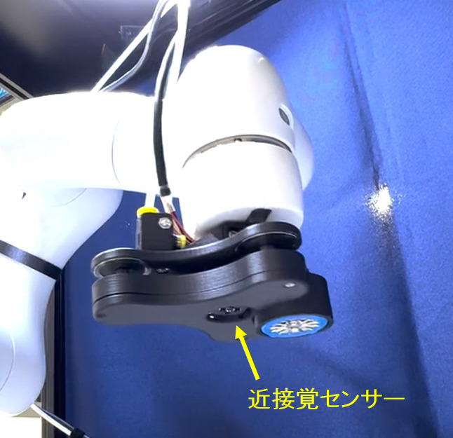 せんべいやクッキー、透明な製品もピッキングできる　近接覚センサー搭載の吸着式ロボットシステムをThinkerとユアサ商事が開発