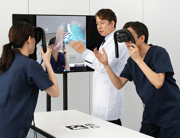 日本メドトロニックやキヤノンら、CT検査画像を立体視で観察するMRトレーニングシステムを開発　肺の立体的な構造理解を促進「MR Anatomy」