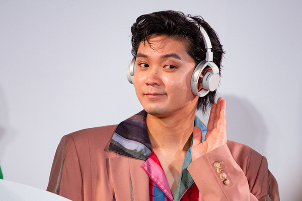 NTT オープンイヤー型なのに音漏れを抑制 音楽を聴きながら会話もできる耳スピ新製品「nwm ONE」 磯村勇斗さんが体験した感想は・・