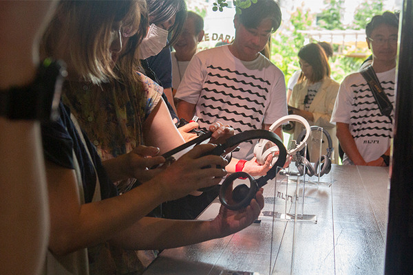 NTT オープンイヤー型なのに音漏れを抑制 音楽を聴きながら会話もできる耳スピ新製品「nwm ONE」 磯村勇斗さんが体験した感想は・・