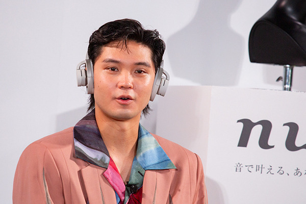 NTT オープンイヤー型なのに音漏れを抑制 音楽を聴きながら会話もできる耳スピ新製品「nwm ONE」 磯村勇斗さんが体験した感想は・・