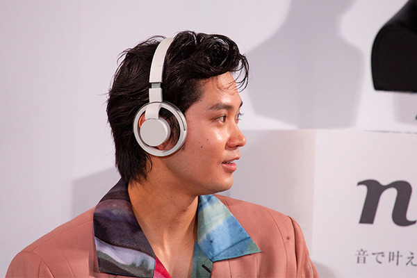 NTT オープンイヤー型なのに音漏れを抑制 音楽を聴きながら会話もできる耳スピ新製品「nwm ONE」 磯村勇斗さんが体験した感想は・・