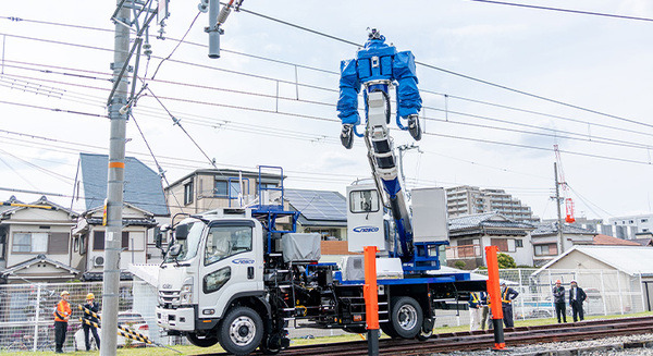【世界初】JR西日本の鉄道設備のメンテナンスに巨大な人型重機ロボット導入　人間による直感的な遠隔操作を実現