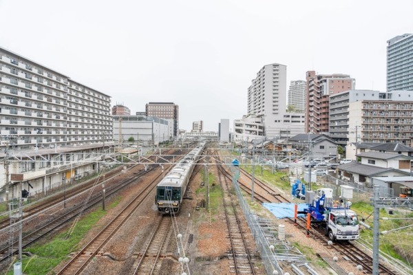 【世界初】JR西日本の鉄道設備のメンテナンスに巨大な人型重機ロボット導入　人間による直感的な遠隔操作を実現