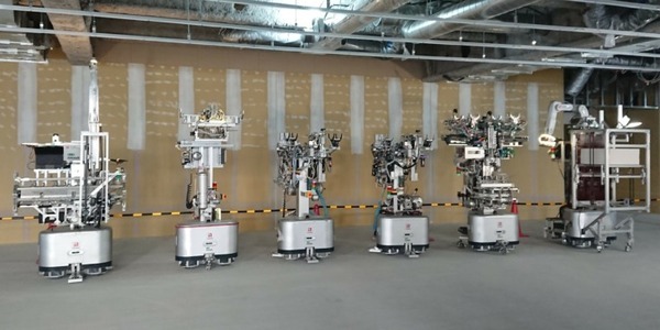 エッジAI搭載、群れで連携して働く「システム天井施工作業ロボット」を公開　テムザックと鹿島建設が共同開発　高所作業を自動化