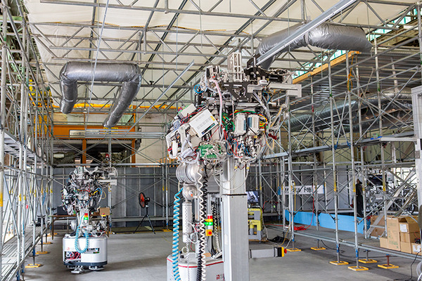 エッジAI搭載、群れで連携して働く「システム天井施工作業ロボット」を公開　テムザックと鹿島建設が共同開発　高所作業を自動化