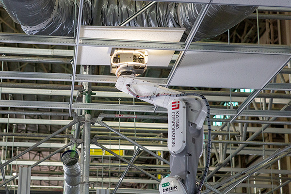 エッジAI搭載、群れで連携して働く「システム天井施工作業ロボット」を公開　テムザックと鹿島建設が共同開発　高所作業を自動化