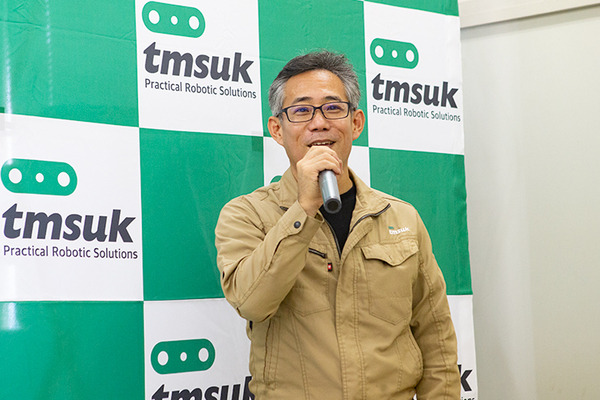 エッジAI搭載、群れで連携して働く「システム天井施工作業ロボット」を公開　テムザックと鹿島建設が共同開発　高所作業を自動化