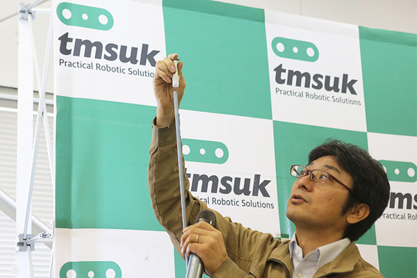 エッジAI搭載、群れで連携して働く「システム天井施工作業ロボット」を公開　テムザックと鹿島建設が共同開発　高所作業を自動化