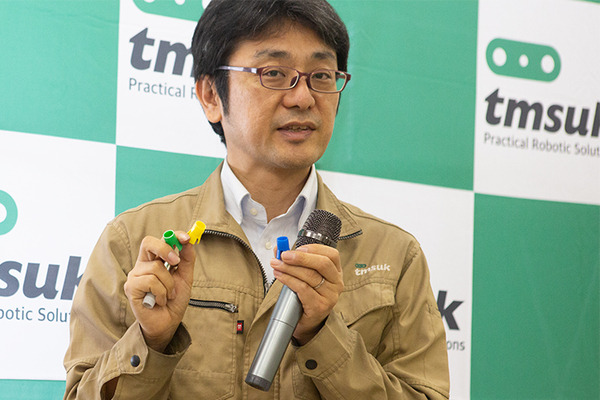 エッジAI搭載、群れで連携して働く「システム天井施工作業ロボット」を公開　テムザックと鹿島建設が共同開発　高所作業を自動化