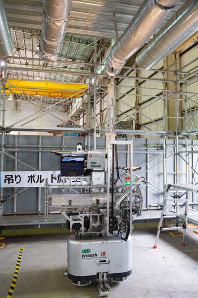 エッジAI搭載、群れで連携して働く「システム天井施工作業ロボット」を公開　テムザックと鹿島建設が共同開発　高所作業を自動化