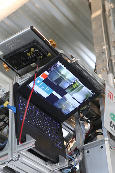 エッジAI搭載、群れで連携して働く「システム天井施工作業ロボット」を公開　テムザックと鹿島建設が共同開発　高所作業を自動化