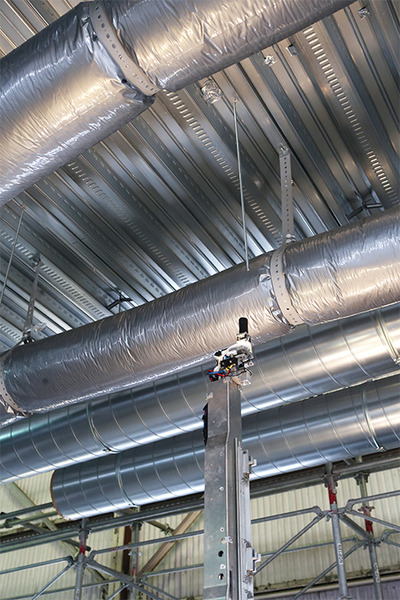 エッジAI搭載、群れで連携して働く「システム天井施工作業ロボット」を公開　テムザックと鹿島建設が共同開発　高所作業を自動化