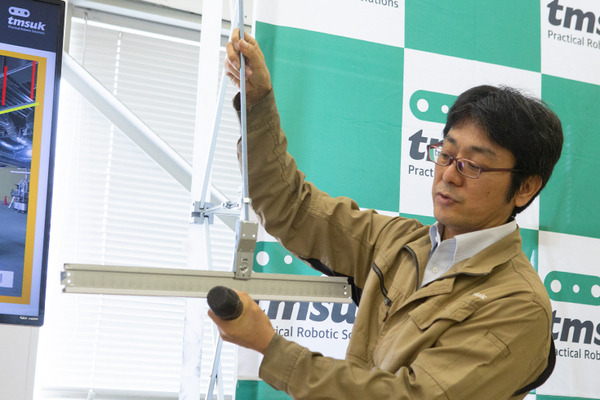 エッジAI搭載、群れで連携して働く「システム天井施工作業ロボット」を公開　テムザックと鹿島建設が共同開発　高所作業を自動化