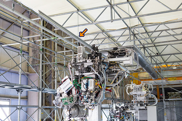 エッジAI搭載、群れで連携して働く「システム天井施工作業ロボット」を公開　テムザックと鹿島建設が共同開発　高所作業を自動化