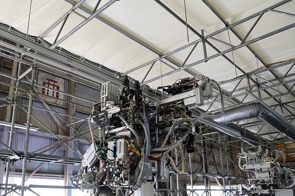 エッジAI搭載、群れで連携して働く「システム天井施工作業ロボット」を公開　テムザックと鹿島建設が共同開発　高所作業を自動化