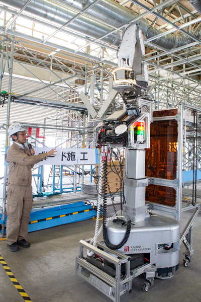 エッジAI搭載、群れで連携して働く「システム天井施工作業ロボット」を公開　テムザックと鹿島建設が共同開発　高所作業を自動化