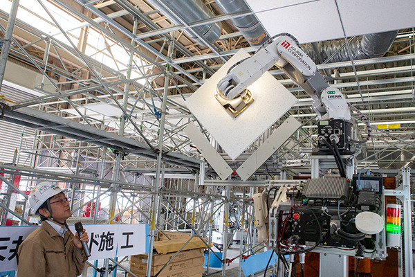 エッジAI搭載、群れで連携して働く「システム天井施工作業ロボット」を公開　テムザックと鹿島建設が共同開発　高所作業を自動化