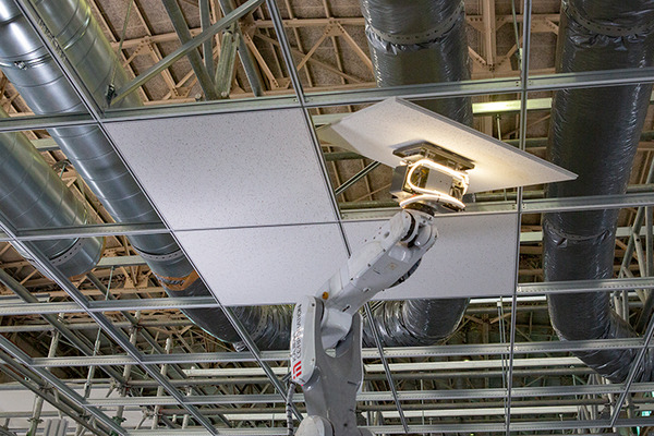 エッジAI搭載、群れで連携して働く「システム天井施工作業ロボット」を公開　テムザックと鹿島建設が共同開発　高所作業を自動化