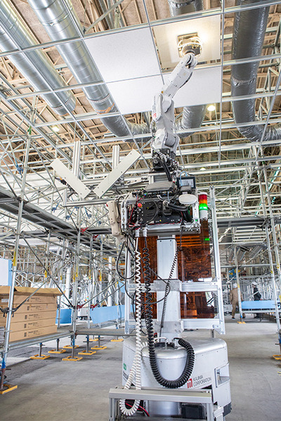 エッジAI搭載、群れで連携して働く「システム天井施工作業ロボット」を公開　テムザックと鹿島建設が共同開発　高所作業を自動化