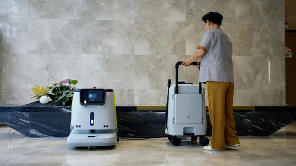 1台4役の清掃ロボット専用の移動式水タンクを発売　水路と電源の確保が難しい施設でロボットの給水・排水・充電を簡単に　Pudu