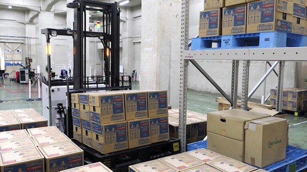 ラピュタロボティクスの自動フォークリフトが「トラック積み下ろし／積み込み」が可能に　クリアランス15cm幅にも対応