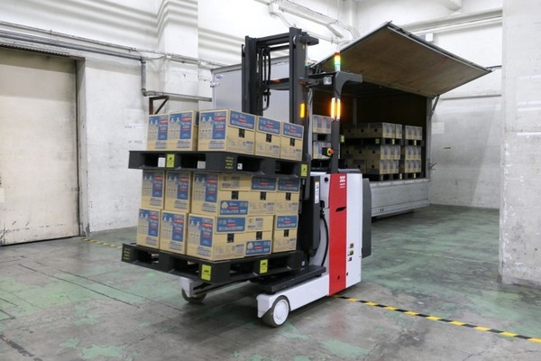 ラピュタロボティクスの自動フォークリフトが「トラック積み下ろし／積み込み」が可能に　クリアランス15cm幅にも対応