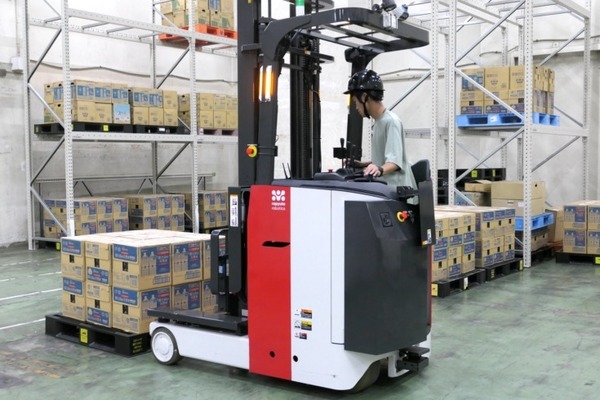 ラピュタロボティクスの自動フォークリフトが「トラック積み下ろし／積み込み」が可能に　クリアランス15cm幅にも対応