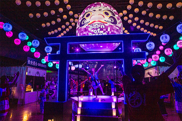 しゃべる「巨大AIだるま」のハイパー縁日が丸の内で開幕　全国のお祭りや盆踊りを楽しむ体験型「ネイキッドのお祭り」見どころレポート