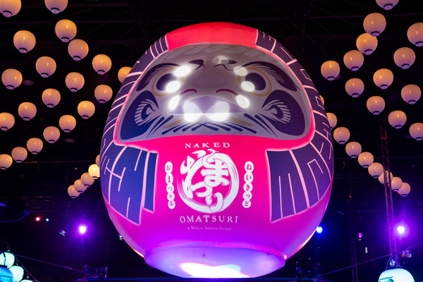 しゃべる「巨大AIだるま」のハイパー縁日が丸の内で開幕　全国のお祭りや盆踊りを楽しむ体験型「ネイキッドのお祭り」見どころレポート