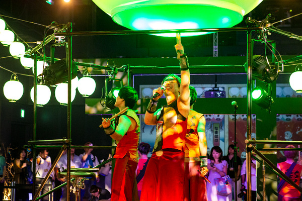 しゃべる「巨大AIだるま」のハイパー縁日が丸の内で開幕　全国のお祭りや盆踊りを楽しむ体験型「ネイキッドのお祭り」見どころレポート