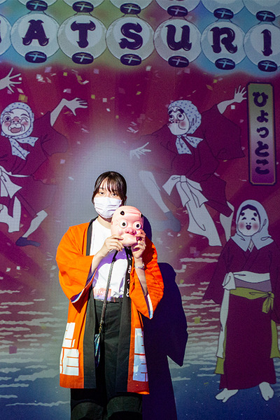 しゃべる「巨大AIだるま」のハイパー縁日が丸の内で開幕　全国のお祭りや盆踊りを楽しむ体験型「ネイキッドのお祭り」見どころレポート
