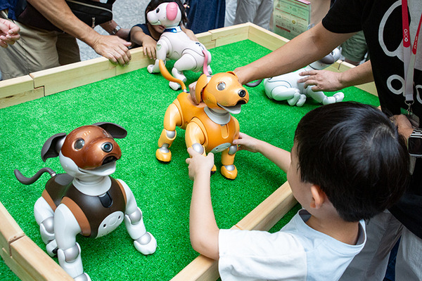 aibo「きなこ」の初お披露目に「動く25周年記念aibo」など見どころ満載！大盛況の「aiboファンミーティング18」写真レポート
