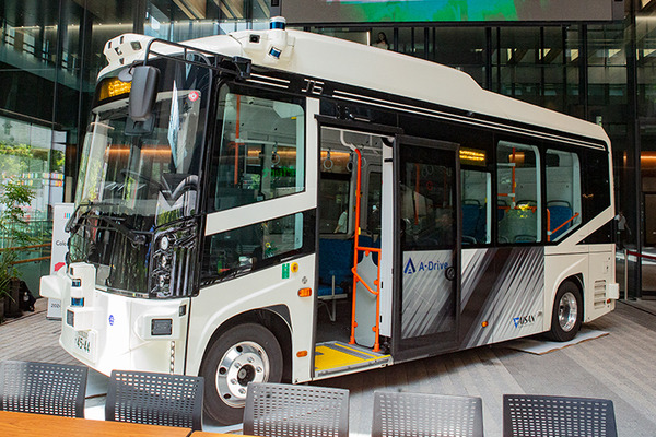 川崎市、2027年に自動運転EVバス「レベル4」を社会実装へ　川崎駅周辺巡回と羽田連絡線の2ルート、関係8社とEVバスを公開