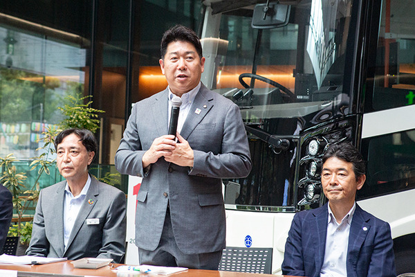 川崎市、2027年に自動運転EVバス「レベル4」を社会実装へ　川崎駅周辺巡回と羽田連絡線の2ルート、関係8社とEVバスを公開