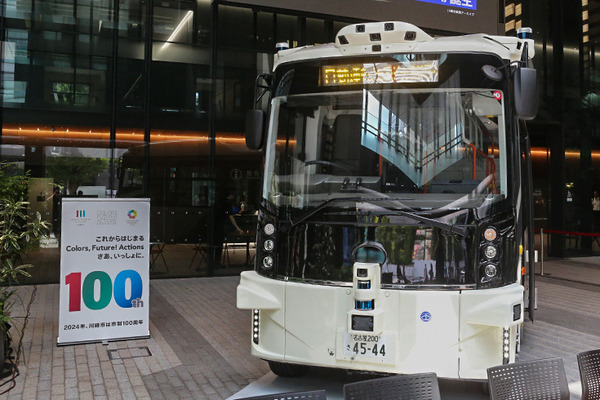 川崎市、2027年に自動運転EVバス「レベル4」を社会実装へ　川崎駅周辺巡回と羽田連絡線の2ルート、関係8社とEVバスを公開