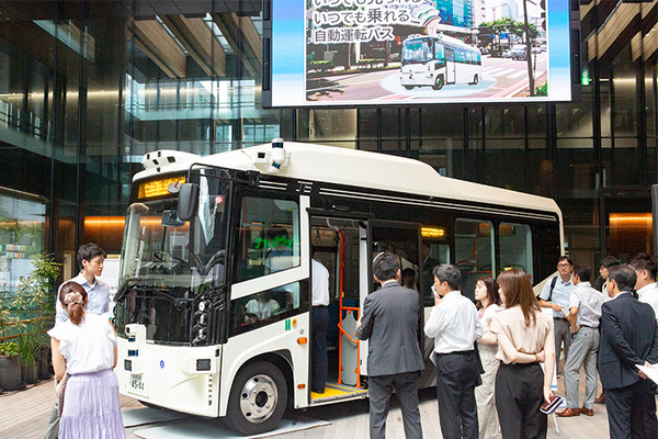 川崎市、2027年に自動運転EVバス「レベル4」を社会実装へ　川崎駅周辺巡回と羽田連絡線の2ルート、関係8社とEVバスを公開
