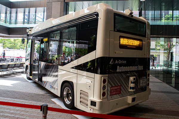 川崎市、2027年に自動運転EVバス「レベル4」を社会実装へ　川崎駅周辺巡回と羽田連絡線の2ルート、関係8社とEVバスを公開