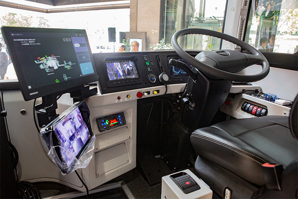 川崎市、2027年に自動運転EVバス「レベル4」を社会実装へ　川崎駅周辺巡回と羽田連絡線の2ルート、関係8社とEVバスを公開