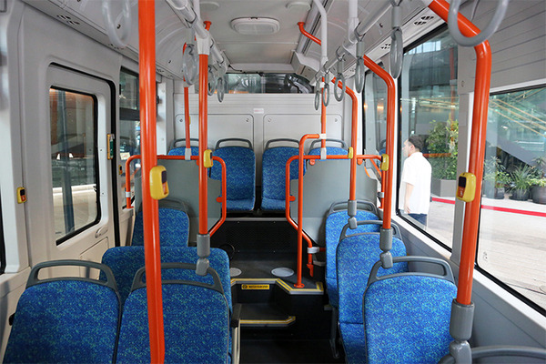 川崎市、2027年に自動運転EVバス「レベル4」を社会実装へ　川崎駅周辺巡回と羽田連絡線の2ルート、関係8社とEVバスを公開